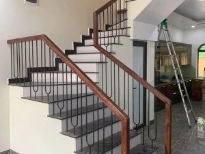 Cầu Thang Sắt Mỹ Thuật Tay Vịn Gỗ Con Tiện Chữ U