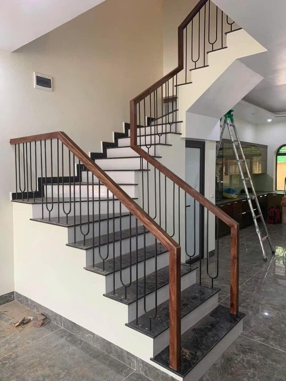 Cầu Thang Sắt Mỹ Thuật Tay Vịn Gỗ Con Tiện Chữ U