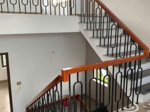 Cầu Thang Sắt Mỹ Thuật Tay Vịn Gỗ Con Tiện Oval