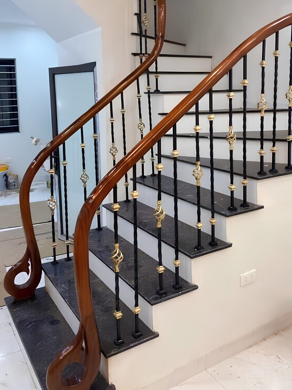 Cầu Thang Sắt Mỹ Thuật Tay Vịn Gỗ Hoa Văn Mạ Vàng