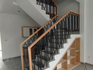 Cầu Thang Sắt Mỹ Thuật Tay Vịn Gỗ Kết Hợp Tủ Sách