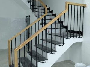 Cầu Thang Sắt Mỹ Thuật Tay Vịn Gỗ Ốp Đá
