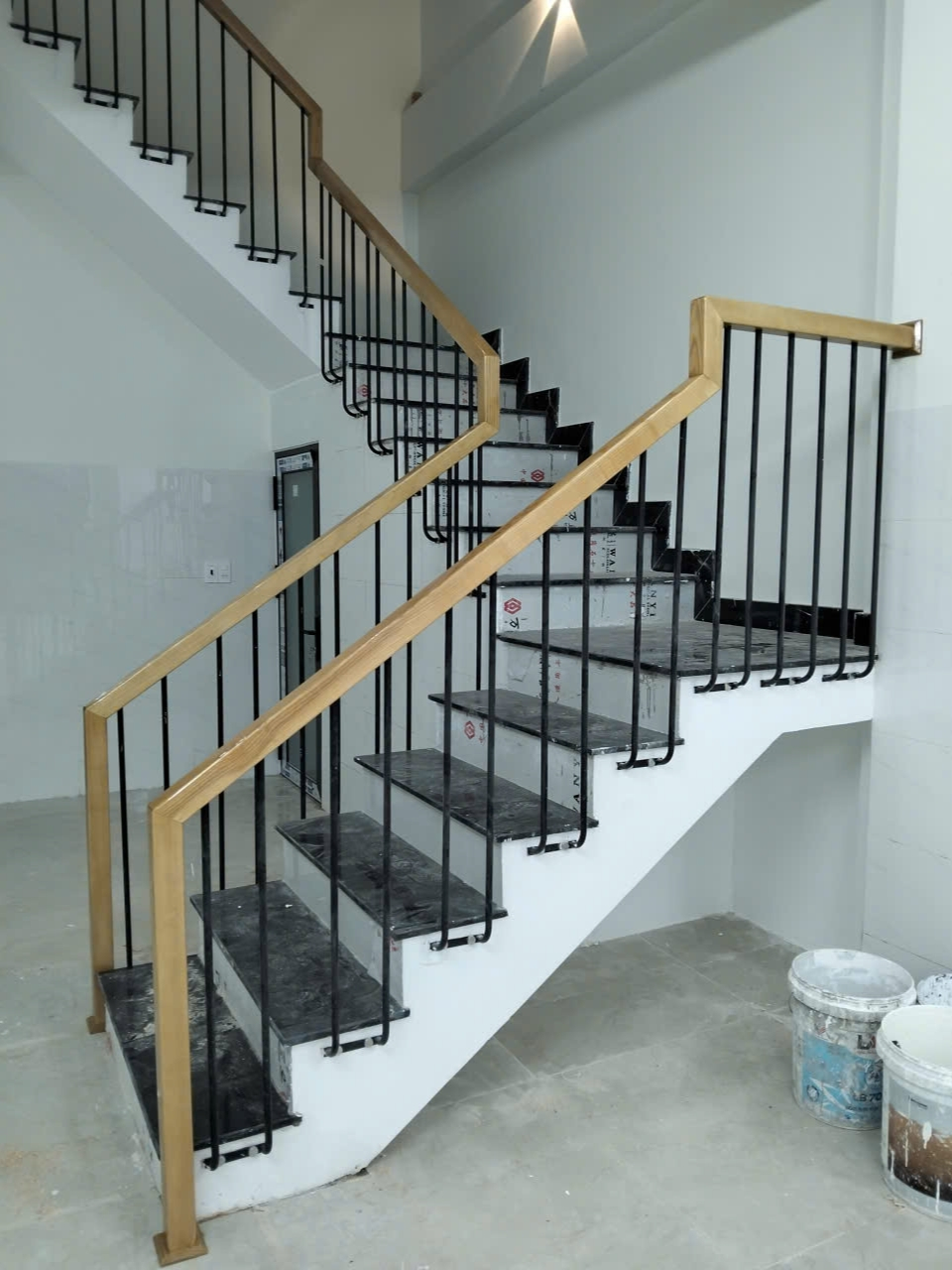 Cầu Thang Sắt Mỹ Thuật Tay Vịn Gỗ Ốp Đá