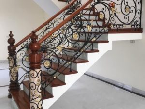 Cầu Thang Sắt Nghệ Thuật Tay Vịn Và Trụ Gỗ