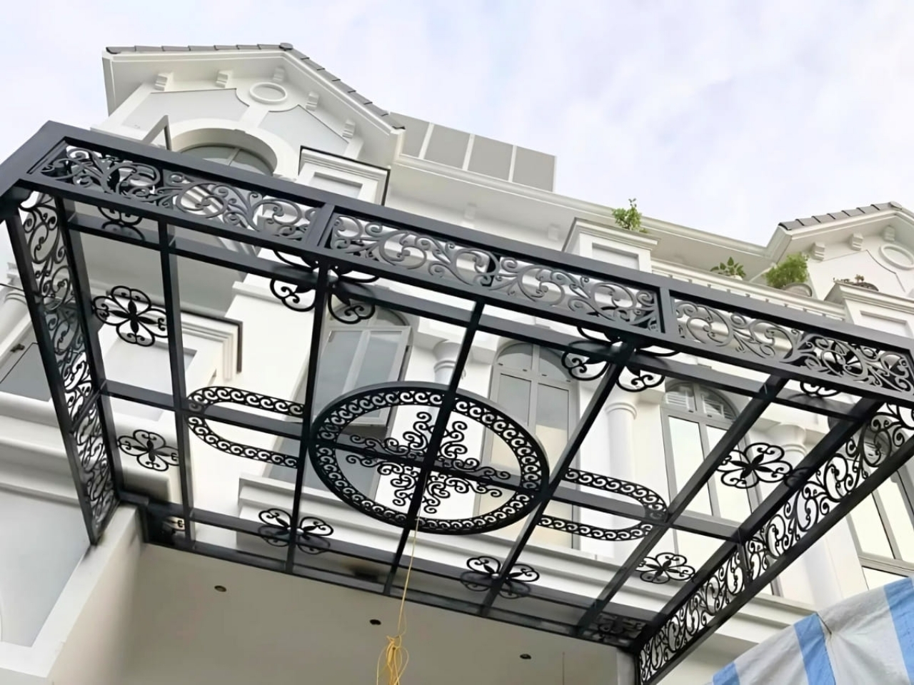 Mái Che Kính Sắt Nghệ Thuật Hoa Văn Đen