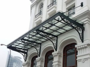 Mái Hiên Kính Cường Lực Khung Sắt Hoa Văn Cổ Điển