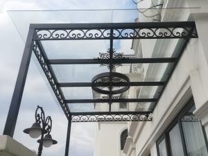 Mái Hiên Kính Khung Sắt Mỹ Thuật Hoa Văn Uốn Lượn