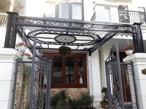 Mái Hiên Sắt Kết Hợp Kính Hoa Văn Nghệ Thuật